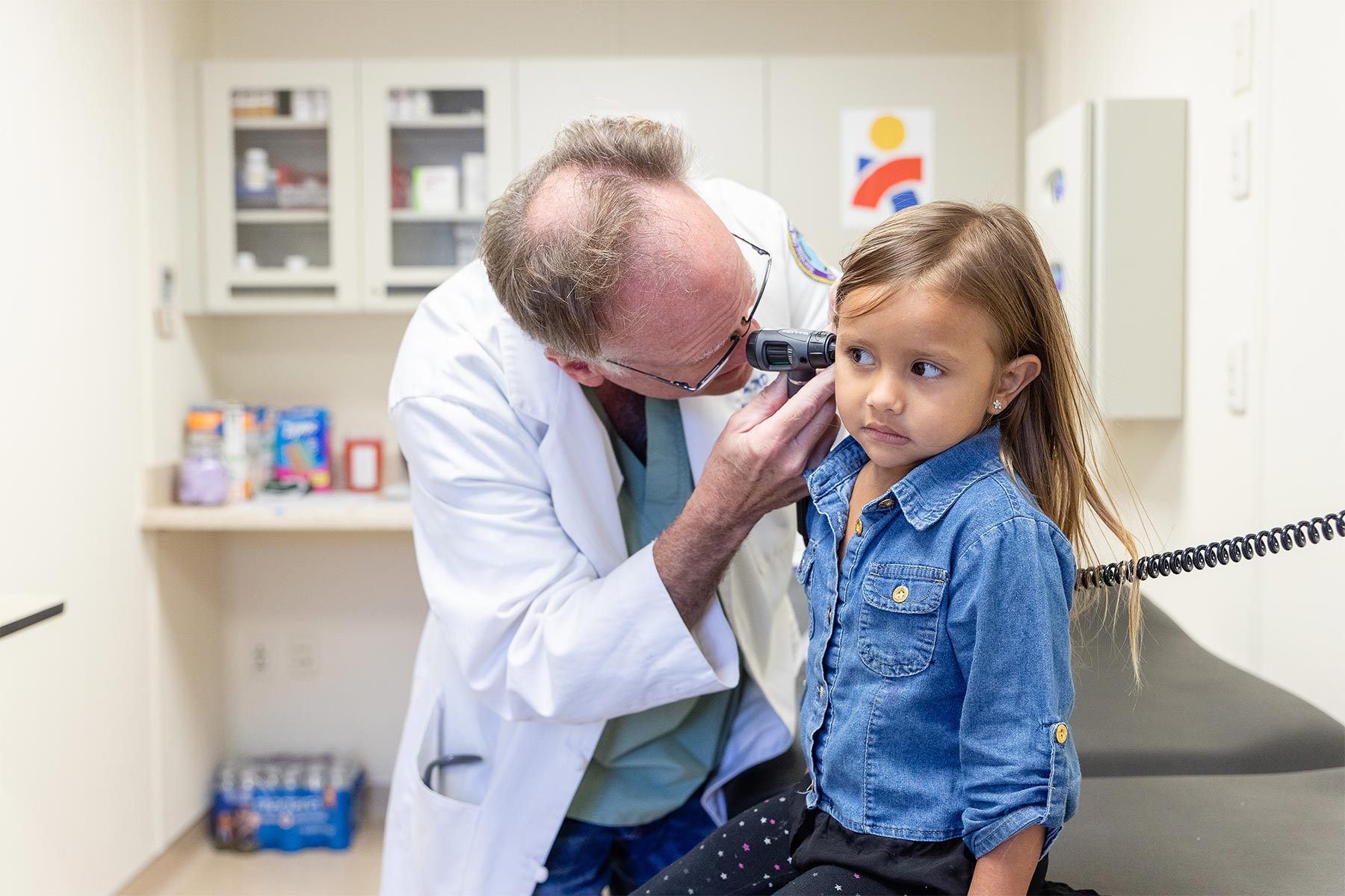 Volunteer Dr. William Liston examines a young patient at the Americares clinic in Panama City, Fla. Photo by William Vazquez/Americares. 