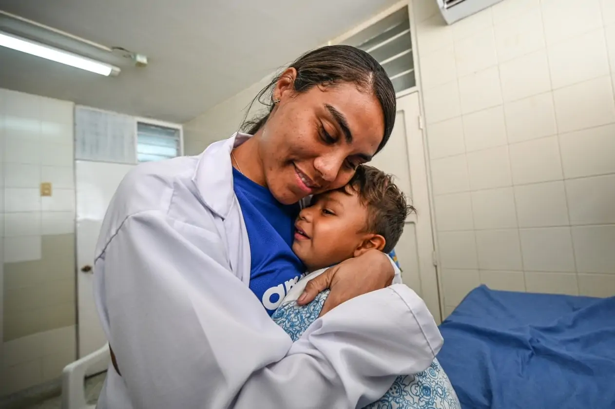 Doctor treating migrant child at Colombia clinic