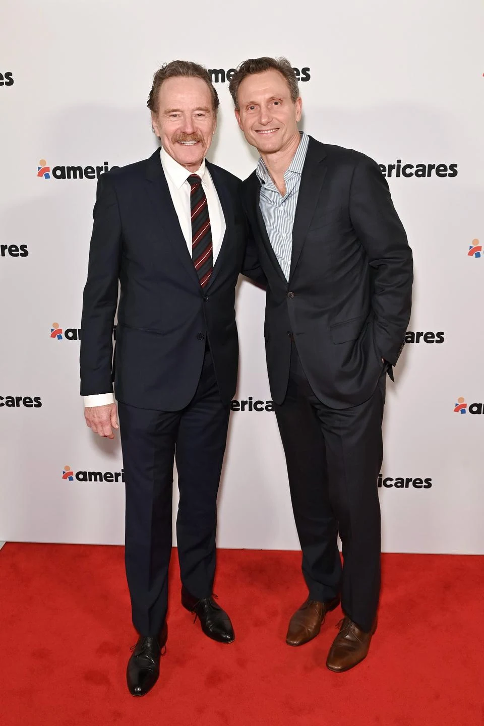 Master of Ceremonies Bryan Cranston and Americares Board Member Tony Goldwyn at the 2024 Americares Airlift Benefit. Photo by Bryan Bedder/Getty Images for Americares.