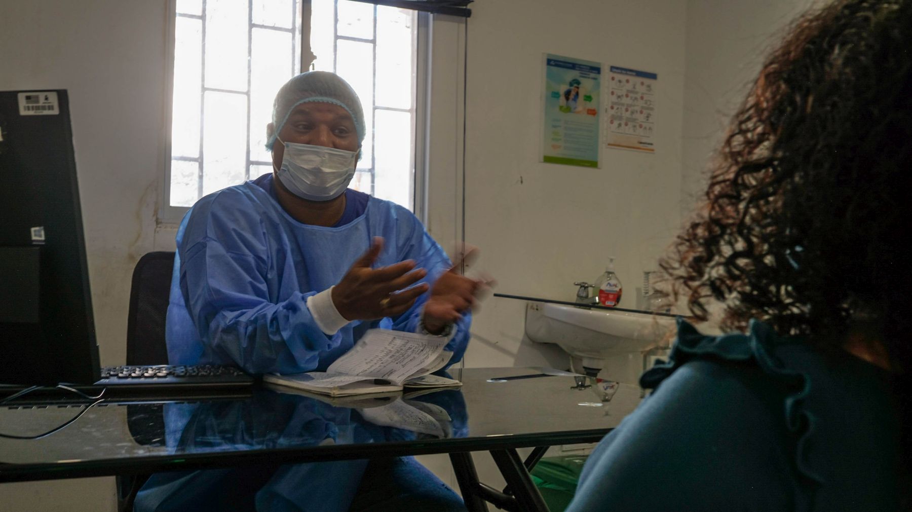 El psicólogo de Americares, Jhon Jairo, habla con Claudia en una clínica de Americares en Colombia.