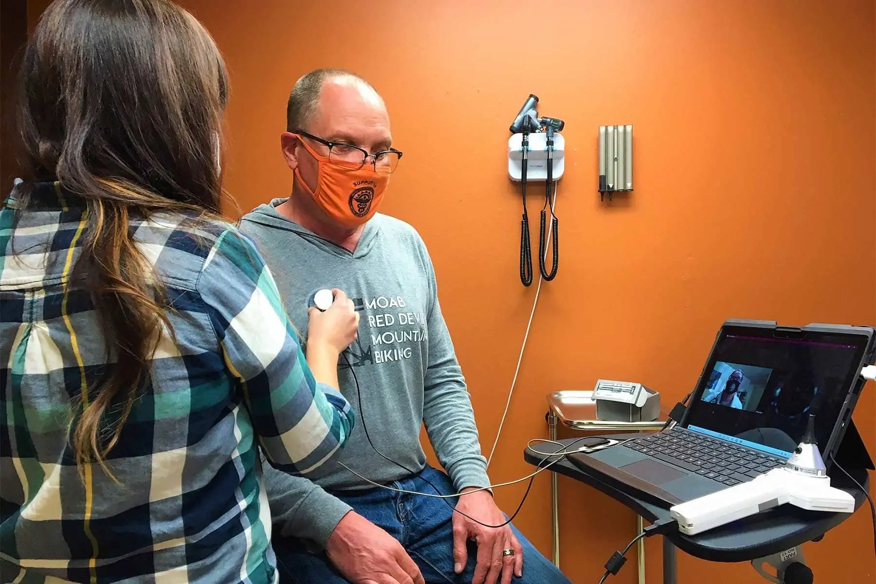 Clinic staff at Moab Free Health Clinic in Moab, Utah, learn to use telehealth equipment during a training supported by Americares COVID-19 telehealth grant funding. Photo courtesy of Moab Free Health Clinic.
