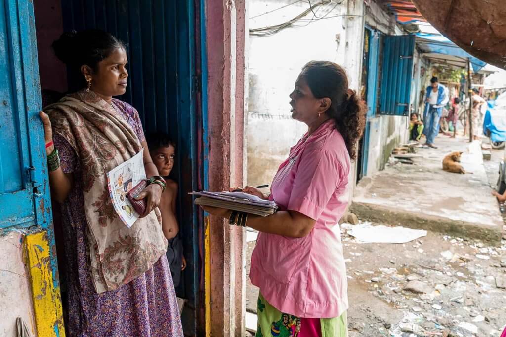 Visiting doctors on the streets of Mumbai slums